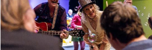 Hooggeëerd Publiek in theater de Storm